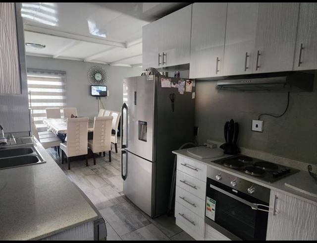 4 BEDROOM HOUSE FOR SALE IN EVANS PARK